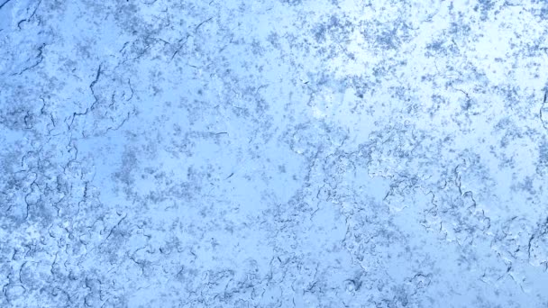 Neve Cai Vidro Gelado Janela Gelo Janela Contra Céu Coberto — Vídeo de Stock