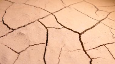 Çatlak toprak. Küresel iklim değişikliği ve ekoloji. Çölde kurumak. Topraktan su buharlaşması. Küresel ısınma ve Dünya 'daki sıcaklık artışı. Yüzeydeki çatlaklar.