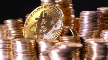 Altın para yığınının arka planında bitcoin var. Kripto para birimi. Madenciliğin zenginliği. Elektronik ve dijital paranın altın stoğu. Bitcoin şifreleme parasının yükselişi. 