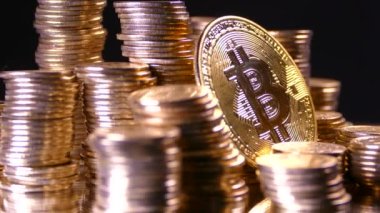 Altın para yığınının arka planında bitcoin var. Kripto para birimi. Madenciliğin zenginliği. Elektronik ve dijital paranın altın stoğu. Bitcoin şifreleme parasının yükselişi. 