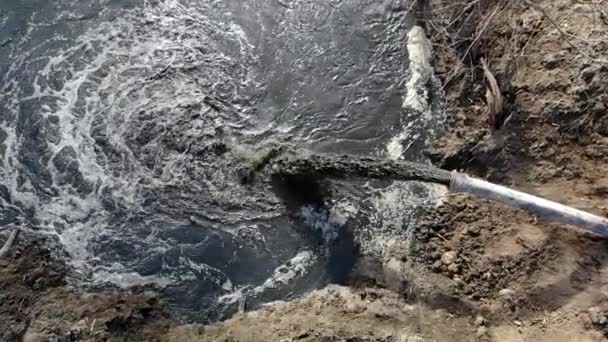 Brudna Woda Wypływa Rury Zanieczyszczenie Wód Katastrofa Ekologiczna Czarny Płyn — Wideo stockowe