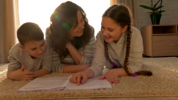 有孩子的母亲在看书 快乐的家庭男孩女孩和妈妈一起呆在家里 — 图库视频影像