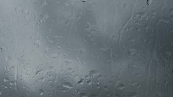 Regentropfen Laufen Durch Die Scheibe Des Fensters Gegen Die Schwarzen — Stockvideo