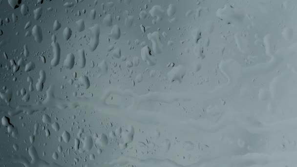 雨滴が悪天候の黒い雲に対してウィンドウのガラスを実行します 垂直配置 スマートフォンの背景 — ストック動画