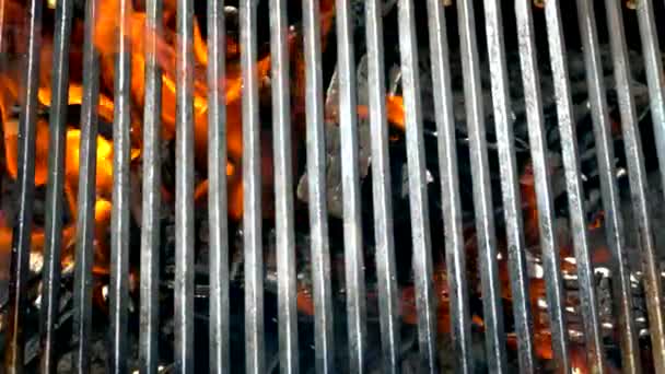 在热与火的背景下烧烤 — 图库视频影像