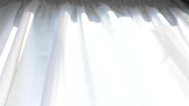 Rüzgarda Sallanan Beyaz Tül Açık Pencereden — Stok video