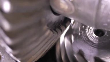 Dönen dişli bir mekanizma. Ortadan indirgeyici. Yedek parçalardan metal yapımı. Çekiş dönüş iletimi. Motoru durduruyorum ve çalıştırıyorum