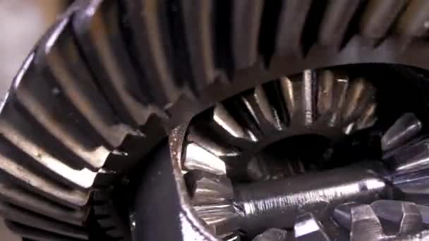 旋转齿轮的机构 从中间开始减少 用零配件建造金属结构 牵引轮转传动 停止和启动引擎 — 图库视频影像