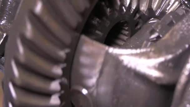 旋转齿轮的机构 从中间开始减少 用零配件建造金属结构 牵引轮转传动 停止和启动引擎 — 图库视频影像