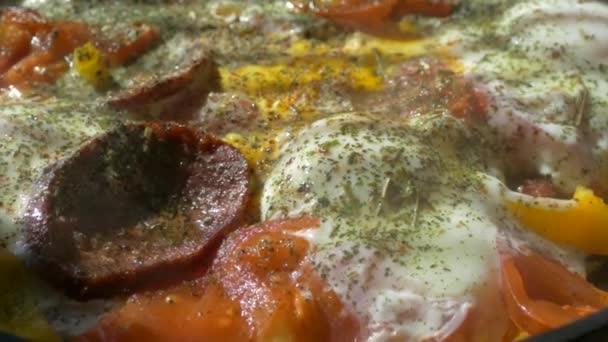 Tortilla Una Sartén Plato Con Huevos Verduras Salchichas Vapor Saliendo — Vídeo de stock