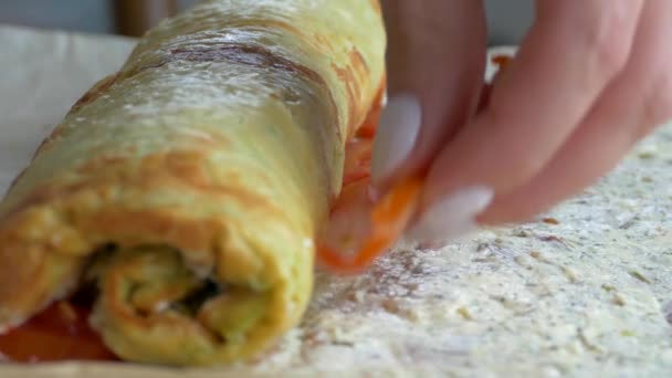 Przekręć Bułkę Pomidorami Rękami Śniadanie Chlebem Pita — Wideo stockowe