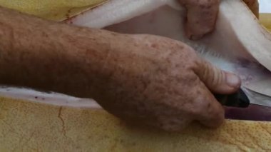 Domuz leşini bıçakla kes. Kasap, leşi yağdan ayırır. Çiftlikte bir et dükkanında çalışıyorum.