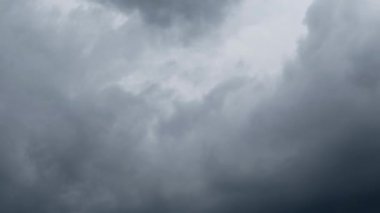 Kara bulutlar gökyüzünde uçuyor. Yağmur, rüzgar ve sıcaklık düşüşüyle bir kasırga geliyor. Kötüleşen hava