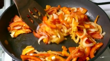 Kızarmış sebze ve tavada kırmızı biber.