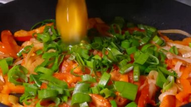 Tavuk yumurtalı sebze güveci. Tavada omlet pişiriyorum. Kırmızı biberli kahvaltı, yeşil soğan ve yumurta.