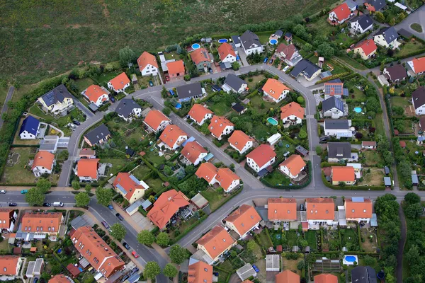 Вид з повітря над приватними будинками — стокове фото