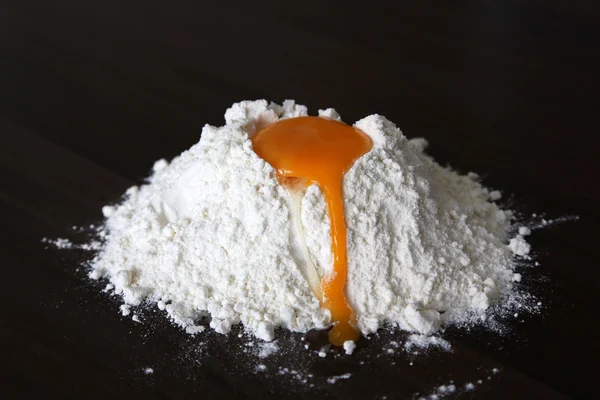 Egg and flour — Stock Photo, Image