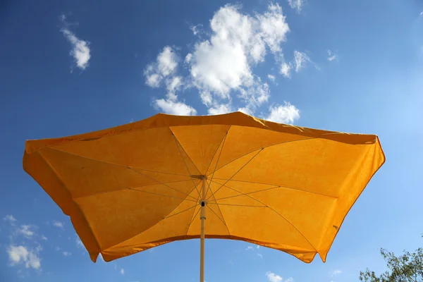 Guarda-chuva amarelo — Fotografia de Stock