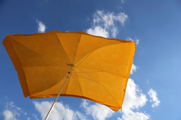 Guarda-chuva amarelo — Fotografia de Stock