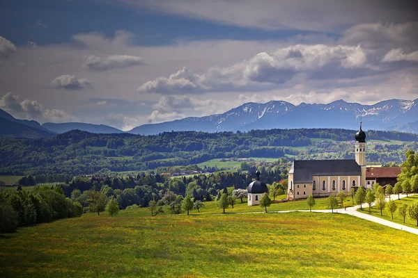 Kirche und Bayerische Alpen — Stockfoto