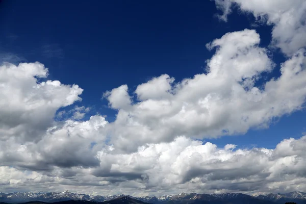 Pico alpino com céu azul e nuvens — Fotografia de Stock