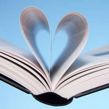 kitabın sayfalarını bir kalp şekil kavisli