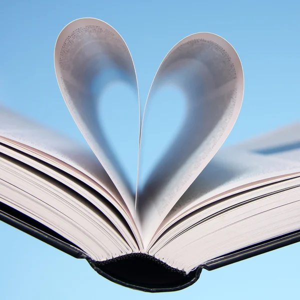 kitabın sayfalarını bir kalp şekil kavisli