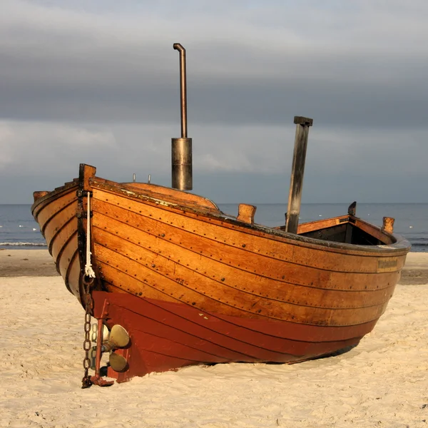 Старий човен на узбережжі Балтійського моря — стокове фото