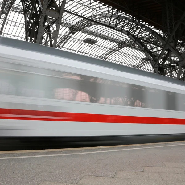 Juna nopeudella — kuvapankkivalokuva