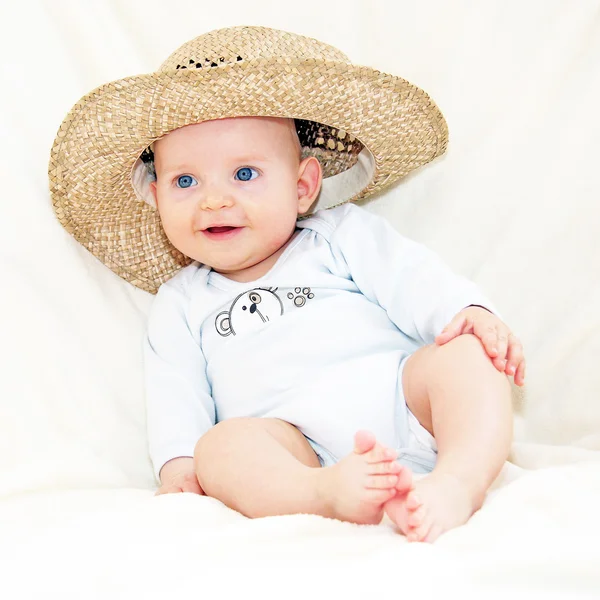 Baby with straw hat — Stock Photo, Image