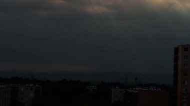 lightrays bulutlar günbatımı timelapse sanayi kenti üzerinde