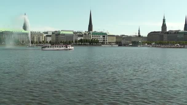 Гамбург Германия Искусственное озеро, расположенное в самом сердце Гамбурга, называется Альстер, и его окрестности — стоковое видео