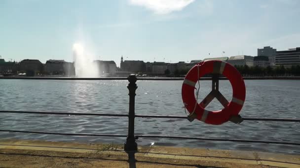 Hamburg Německo umělé jezero se nachází v centru Hamburku nazývá alster a její blízké okolí — Stock video