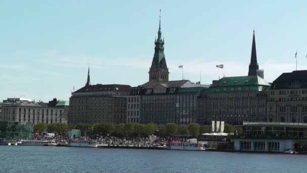 Hamburg Niemcy sztuczne jezioro znajduje się w samym sercu Hamburga o nazwie alster i bliskiej okolicy — Wideo stockowe