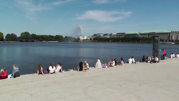 ALEMANHA HAMBURGO - JULHO 10: O lago artificial localizado no coração de Hamburgo chamado Alster ea área próxima em torno dele em 2012 — Vídeo de Stock
