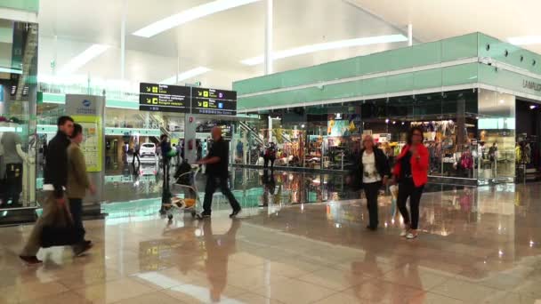 Banyoles Katalánsko Španělsko - Červen 14: Barcelona Aeroport Del Prat mezinárodní letiště terminál v roce 2012 — Stock video