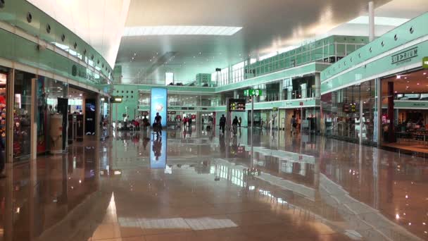 Banyoles Katalánsko Španělsko - Červen 14: Barcelona Aeroport Del Prat mezinárodní letiště terminál v roce 2012 — Stock video