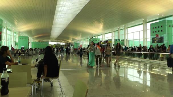 Banyoles catalonia spanien - juni 14: barcelona aeroport del prat internationaler flughafen terminal im jahr 2012 — Stockvideo