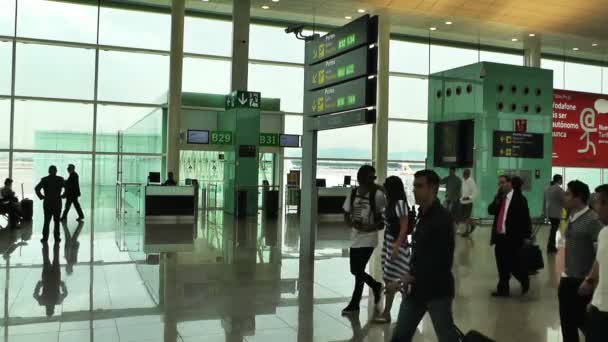 Banyoles Catalonië Spanje - 14 juni: Barcelona Aeroport Del Prat International Airport Terminal in 2012 — Stockvideo