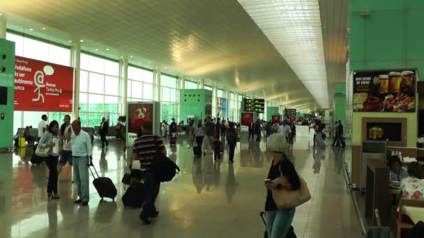 BANYOLES CATALONIA SPAGNA - 14 GIUGNO: Terminal dell'aeroporto internazionale di Barcellona Del Prat nel 2012 — Video Stock