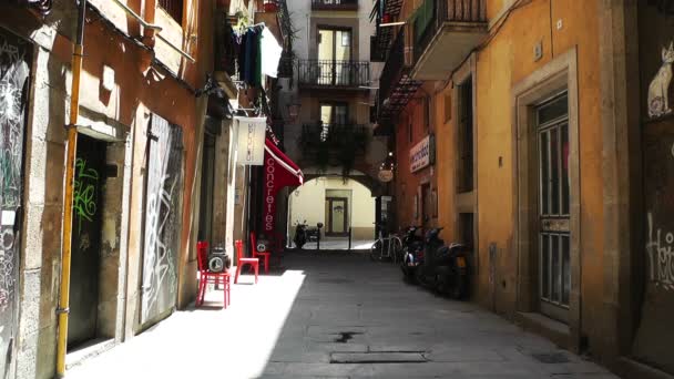 Morza Śródziemnego, bocznej uliczce w Barcelonie — Wideo stockowe
