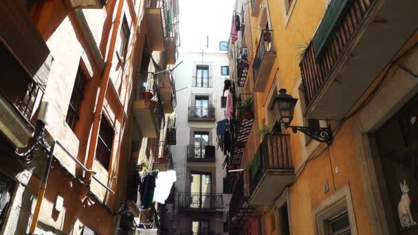Morza Śródziemnego, bocznej uliczce w Barcelonie — Wideo stockowe
