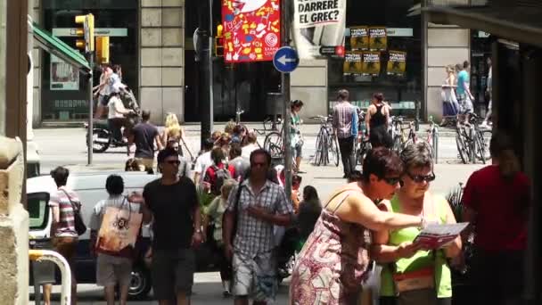 Barselona şehir merkezinde yürüyen kalabalık — Stok video