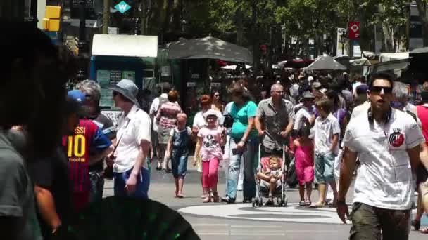 Tłum spaceru w centrum la rambla — Wideo stockowe