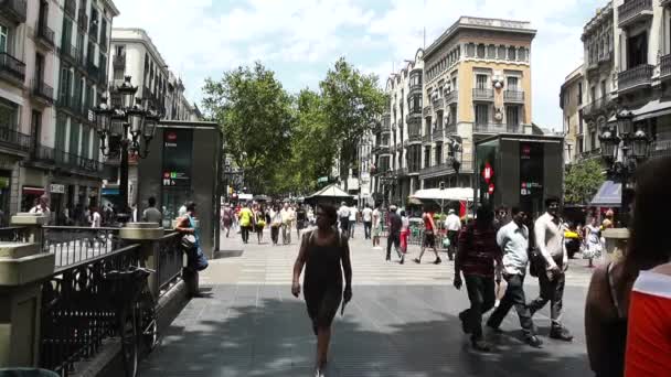 在市中心 la rambla 大道步行人群 — 图库视频影像