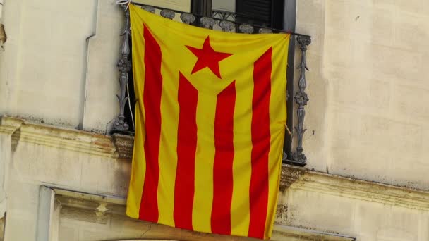 Fachada con bandera catalana España Cataluña — Vídeo de stock