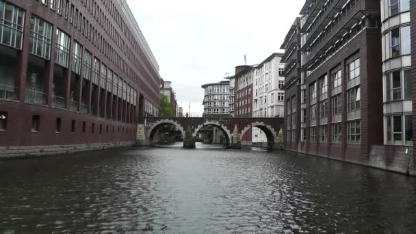 Hamburg şehir merkezinde canal — Stok video