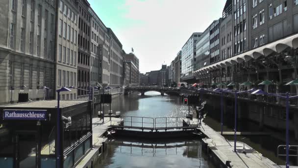 Kanalen i centrum av hamburg — Stockvideo