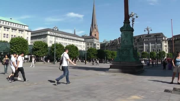Sqaure в Гамбурзі Альстер перед ратушею downtown — стокове відео