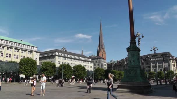 Sqaure en Alster Hamburgo frente al Ayuntamiento de la ciudad — Vídeo de stock
